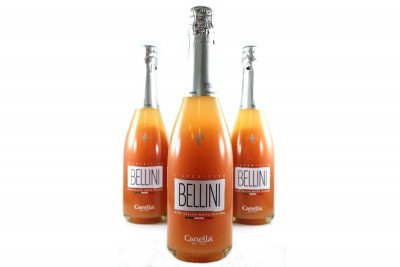 Bellini - 2/3 šumivé víno Canella , 1/3 šťávy s dužinou z bílých broskví