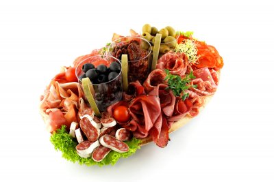 Výběrová salámová - Prosciutto crudo, domácí hovězí, sušená šunka, chorizo, Schwarzwalder schinken, klobáska Fuet, dozdobenou olivami, sušenými rajčaty a grisinami