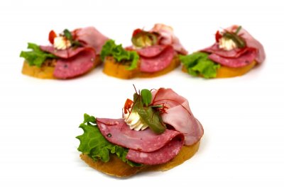 Jalapenos - pikantní šunkový salát, debrecínka, rio ebro salám, jalapenos paprička, zdobený salátem a výhonky 1,7