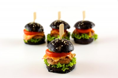 Mini  hovězí Black burger s opečenou slaninou a čedarem, alergeny 1,3,7,10,11