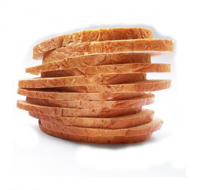 Velký chléb krájený na míse