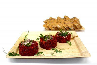 Řepový tatarák - vařená řepa, bílé fazolky, česnek s plátky cibulové bagety - alergen 1,3 obsaženy v bagetě