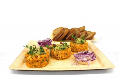 Tvarůžkový tatarák s pažitkou, nakládanou a smaženou cibulkou, chilli, kečup, hořčice spolu s lehce opečenými topinkami alergen 10 ( 1,3, pouze v pečivu)