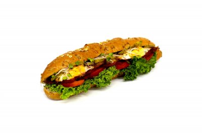 Celozrnná bageta s anglickou slaninou a sázenými vejci - hořčicový dresink, čerstvá zelenina 1,3,7,10