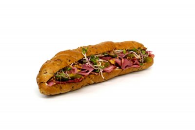 Celozrnná hovězí bageta- uzené hovězí maso, salámová pěna, nakládaná cibule, okurky, výhonky, hrubozrnná hořčice, smažená cibule 1,3,7,10