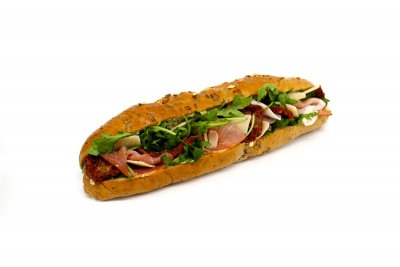 Celozrnná bageta s Schwarzwaldskou šunkou, sušenými rajčaty, rukolou, parmazánem a pomazánkou ze sušených rajčat 1,3,7
