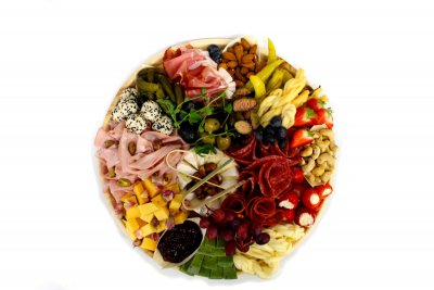 9.Tapas mísa - Italské uzeniny Milano, Mortadela, španělské Chorizo, Schwarzwaldská šunka, kozí sýr, hermelín, vyzrálá gouda, bazalková gouda, korbačíky, uzené mozzarellky to vše doplněné o plněné papričky, španělské olivy, kapary, ovoce a oříšky A7,11