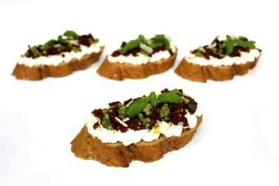 Sušené rajče - smetanový krém, kousky sušených rajčat, bazalkové pesto, konopné semínka, sýr Grana Padano A 1,7