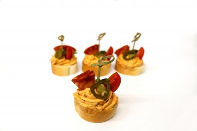 Jednohubka Chorizo - pomazánka ze sušených rajčat a jalapeño papriček, zdobený chorizem, papričkou a rajčátkem A 1,7