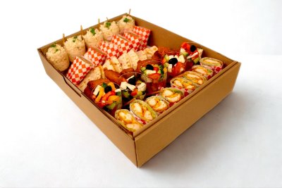 Piknikový box - obsahuje 5x coleslaw, 5 x šopský salát, burrito, tortily s kuřecími stripsy a čedarem, kuřecí Quesadilla, smažená kuřecí křidélka