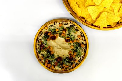 Dýňový hummus s kari pastou, fíkovou marmeládou, smaženou kukuřící doplněný o tortilla chipsy A 11