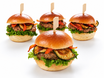 Kuřecí burger - mleté kuřecí maso, koriandrová majonéza, čedar, pečená cuketa a mrkev, čerstvá zelenina A 1,3,7,11